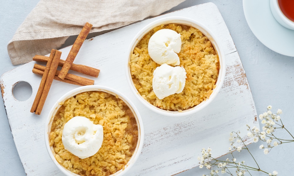 Crumble de pera, galletas y canela, acompañado de yogur