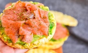 Tortitas con aguacate, salmón y queso para untar