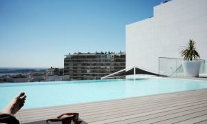 Verano en la ciudad Pisicina de hotel